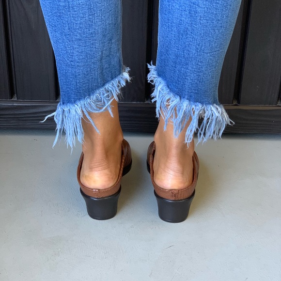 Genuine Leather Snake Textured Closed Toe Mule - Picture 4 of 5